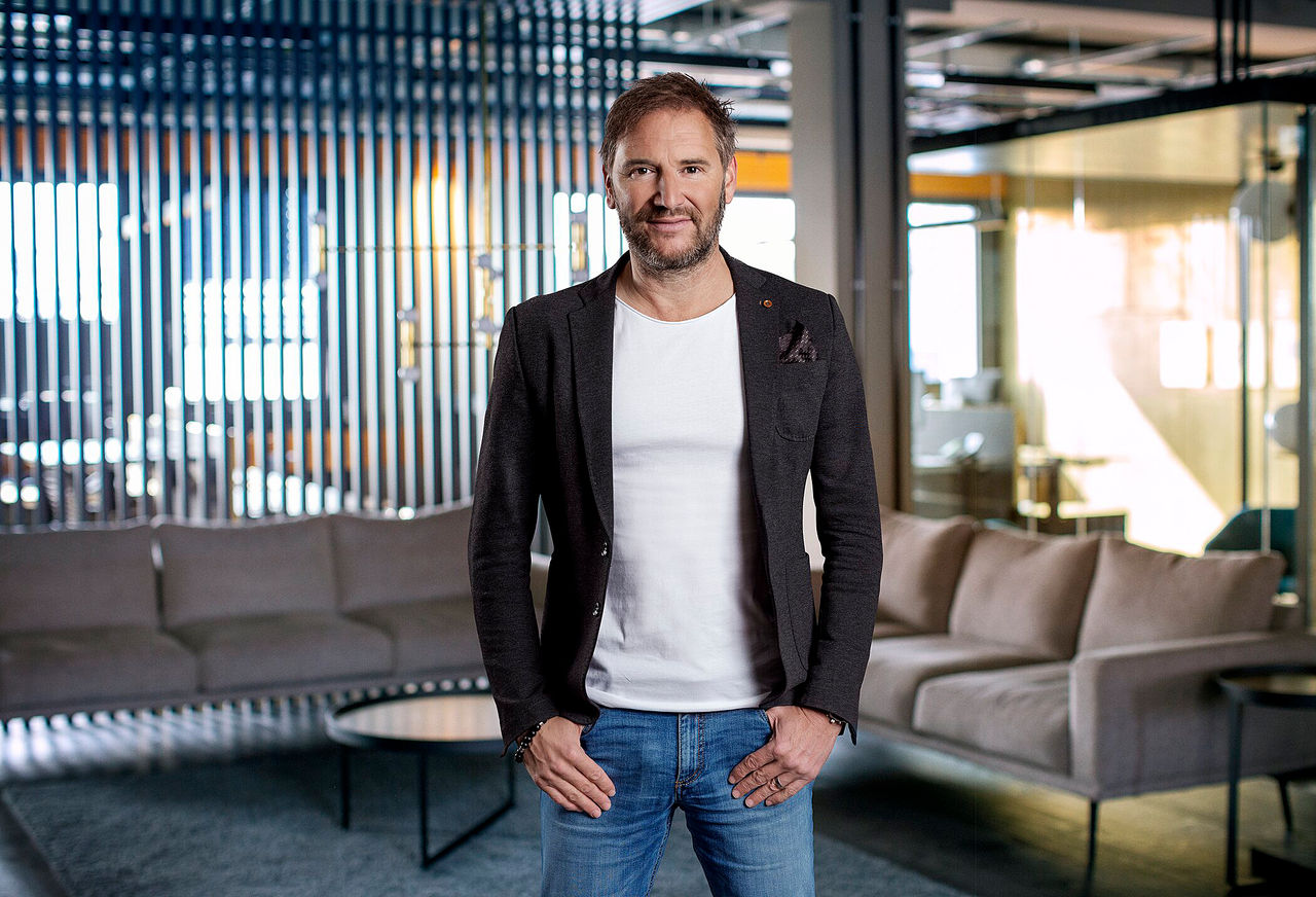 Person: Tom Schwarz;
Copyright: Seven.One;
Fotograf: Seven.One  Entertainment Group GmbH;
Dateiname: 2235517.tif;
Rechtehinweis: Dieses Bild darf bis eine Woche nach Ausstrahlung honorarfrei fuer redaktionelle Zwecke und nur im Rahmen der Programmankuendigung verwendet werden. Spaetere Veroeffentlichungen sind nur nach Ruecksprache und ausdruecklicher Genehmigung der Seven.One Entertainment Group GmbH moeglich. Nicht fuer EPG! Verwendung nur mit vollstaendigem Copyrightvermerk. Das Foto darf nicht veraendert, bearbeitet und nur im Ganzen verwendet werden. Es darf nicht archiviert werden. Es darf nicht an Dritte weitergeleitet werden. Aneinanderreihung/Zusammenlegung/Kopplung von Bildern zum Zweck der Erstellung von Slide-Shows o.ä. nicht gestattet; Verbindung/Einfügen/Anfügen von Werbung nicht gestattet. 
Bei Fragen: foto@seven.one
Voraussetzung fuer die Verwendung dieser Programmdaten ist die Zustimmung zu den Allgemeinen Geschaeftsbedingungen der Presselounges der Sender der Seven.One Entertainment Group GmbH.