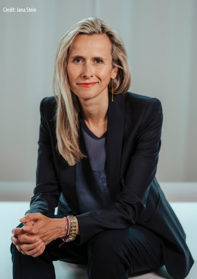 Linda Zervakis - Felicia Mutterer