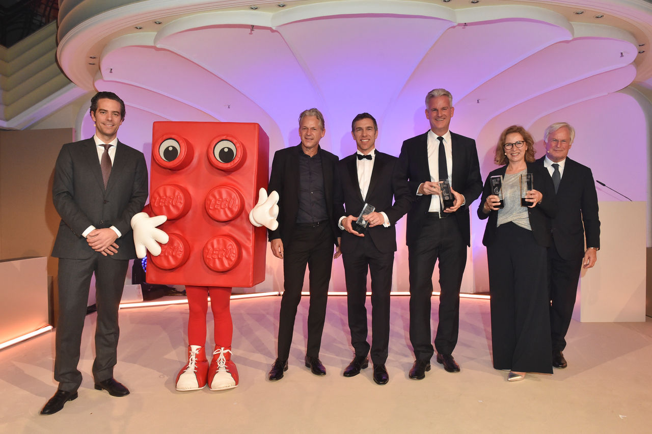Benedikt Faerber (Media Impact General / Director Digital Sales), Boris Dolkhani (Vice President Brand & Marketing Robert Bosch), Christoph Kilian (Robert Bosch), Christian Haensch (General Manager Beiersdorf), Marianne Bullwinkel (RMS Radio Marketing Service), Franz-Peter Falke (Präsident des Markenverbandes) 
/ Verleihung der Best Brands Awards 2023 im Hotel Bayerischer Hof in München am 28.02.2023 
/ Foto: BrauerPhotos / G.Nitschke für Best Brands