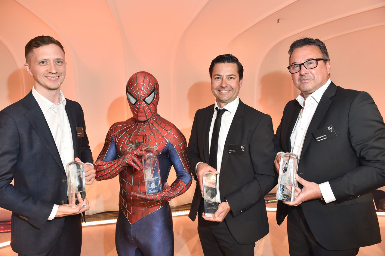 Alexei Matouchkine (Regionaldirektor Mittel- Osteuropa Booking.com), Spiderman, Jürgen Motz (DHL VP Consumer Experience), Michael Hähnel (CEO Rügenwalder Mühle) 
/ Verleihung der Best Brands Awards 2022 im Hotel Bayerischer Hof in München am 26.04.2022 
/ Foto: BrauerPhotos / G.Nitschke für Best Brands